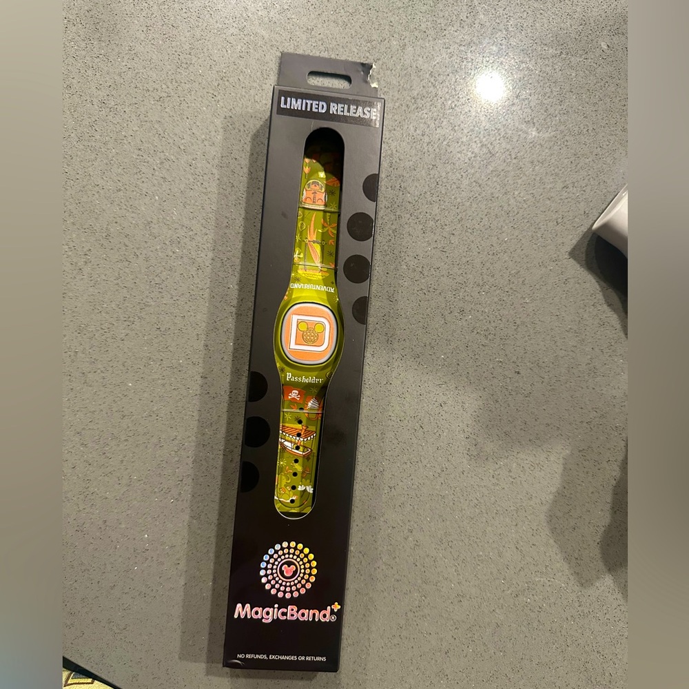 Walt Disney world magic band plus annual pass holder adventure land NWT